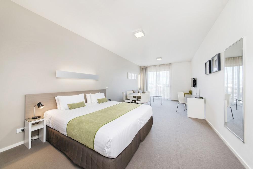 Abode Gungahlin Aparthotel Canberra Exterior photo